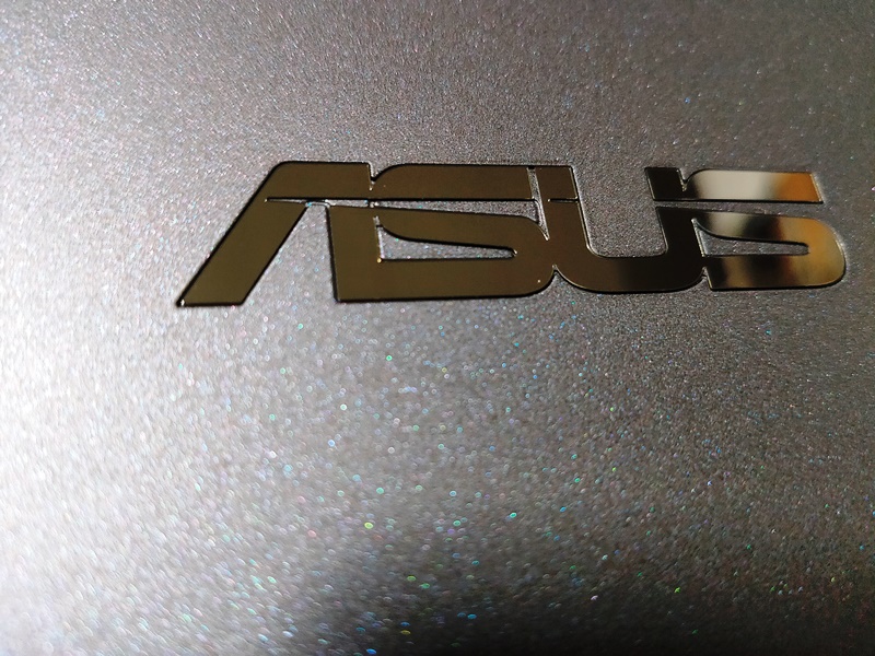 Asus ExpertBook B9 B9450FA　本体拡大